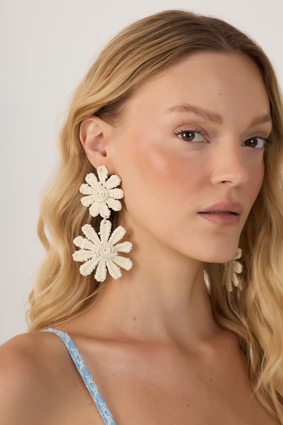 Beige Duo Flowers Straw Earrings_3