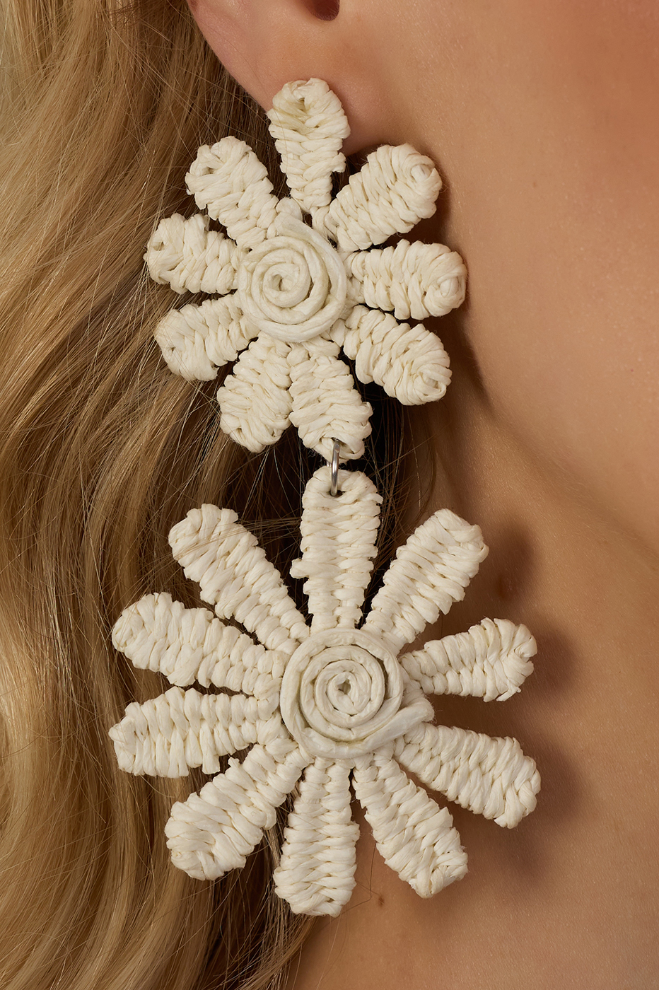 Beige Duo Flowers Straw Earrings_4