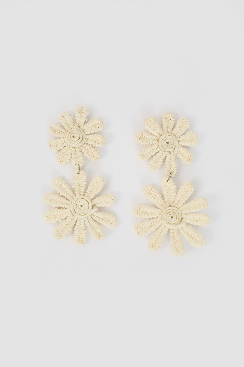 Beige Duo Flowers Straw Earrings_5