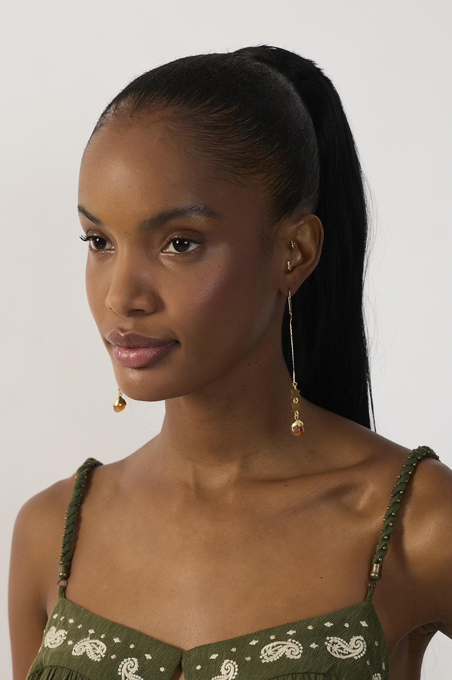 Golden Fio de luz Hanging Earrings_2