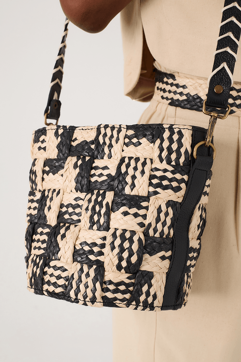 Natural And Black Straw Crossbody Bucket Bag_4