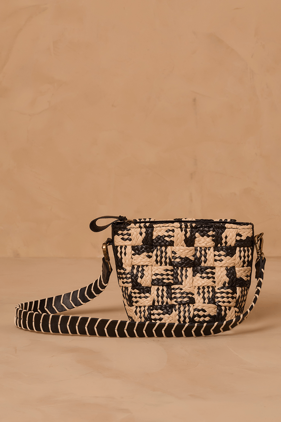 Natural And Black Straw Crossbody Bucket Bag_5