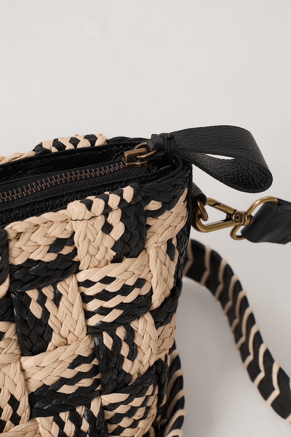Natural And Black Straw Crossbody Bucket Bag_7